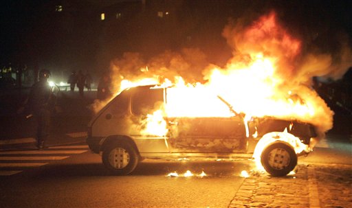 Feu, feu, joli feu, ton ardeur nous réjouit.